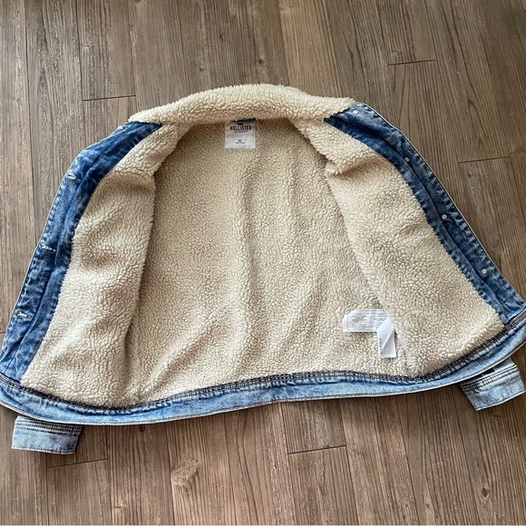 Hollister Women’s Oversized Sherpa Jacket - Picture 3 of 10